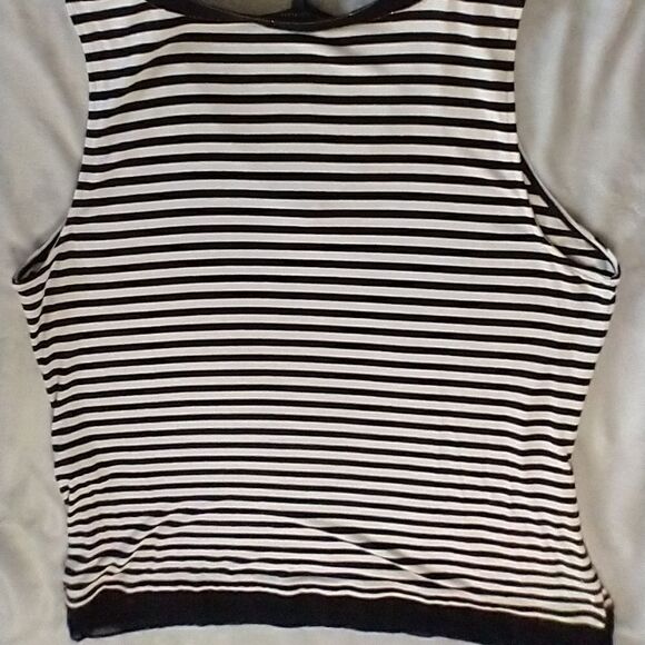 USED White House Black Market Top - Picture 4 of 7